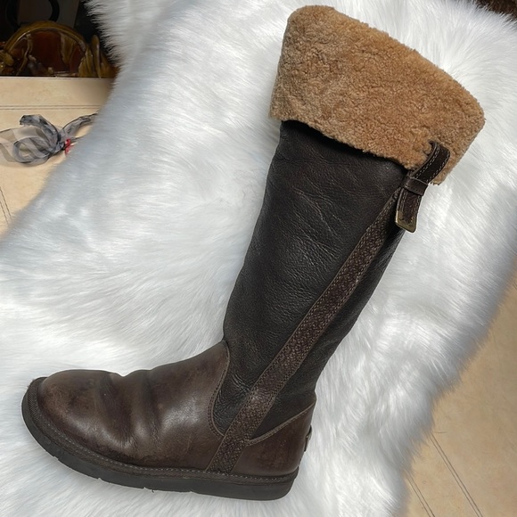UGG Shoes - UGG Lodge Boots size/8 fully lined Sherpa with zippers for easy on/off